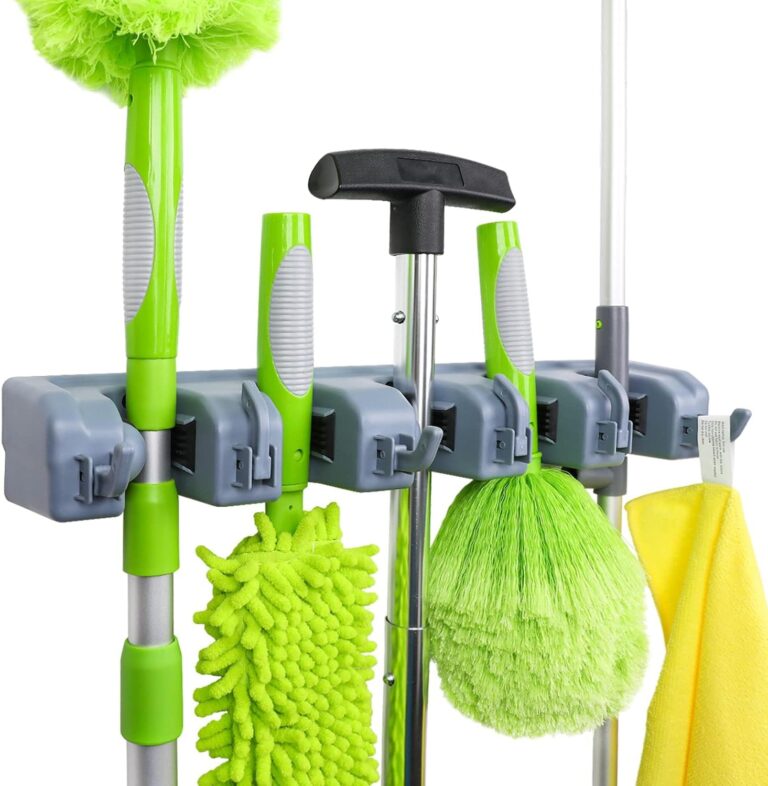 Le Top de l'Organisation : Support Mural Amazon Basics pour Balais et Outils de Jardin!
